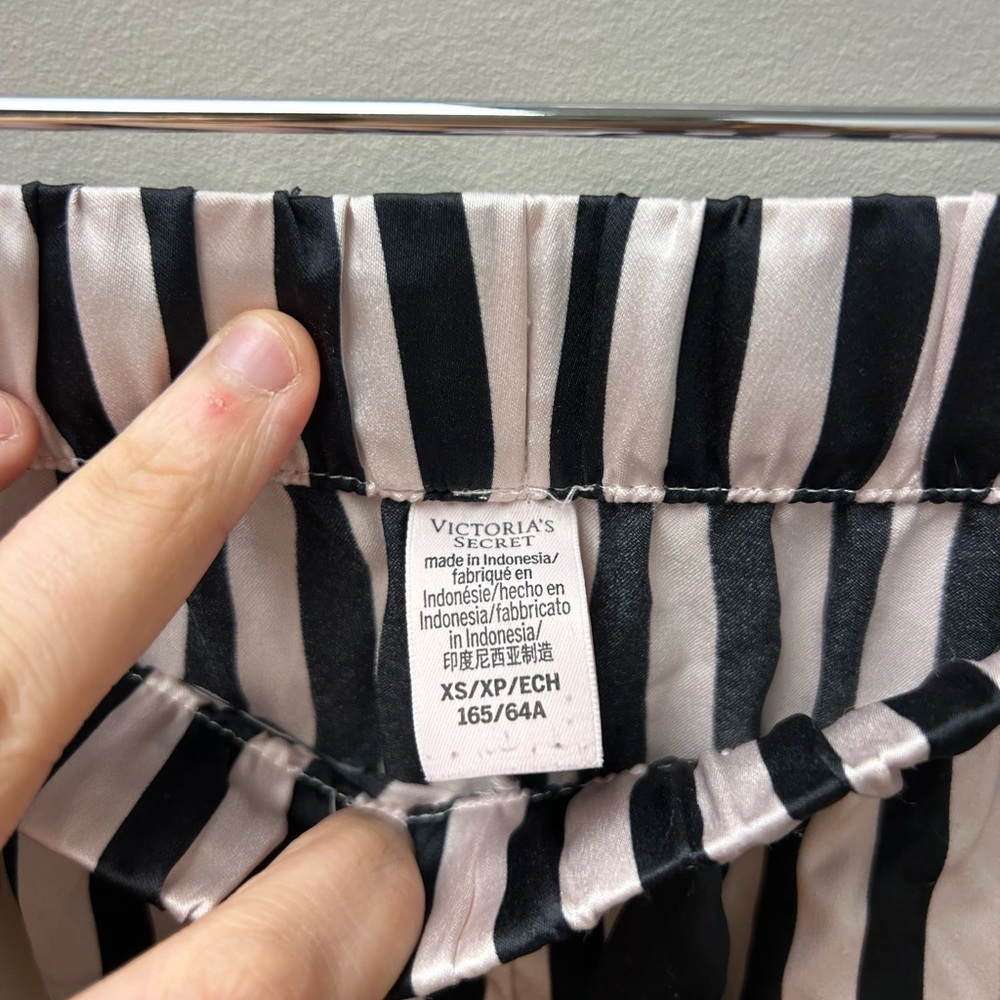 Victoria’s Secret Women’s Black and Pink Striped Pyjama Pants - Picture 5 of 5
